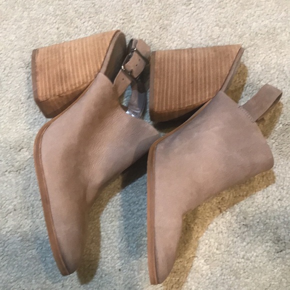 Vince Camuto Closed Toe Leather Upper Buckle Strap Block Heel Mule Sandal-11 - Picture 4 of 9